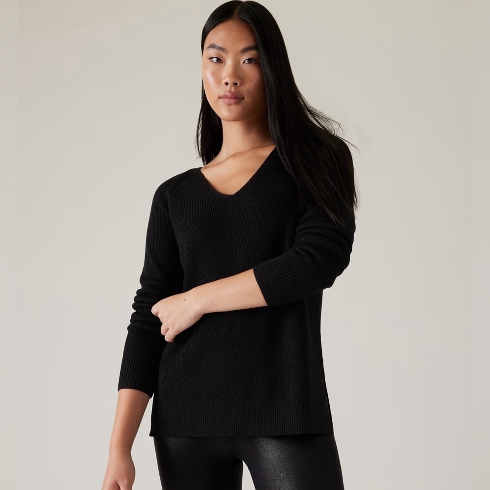 NWT Athleta Hanover Refined V-Neck Sweater size Large.